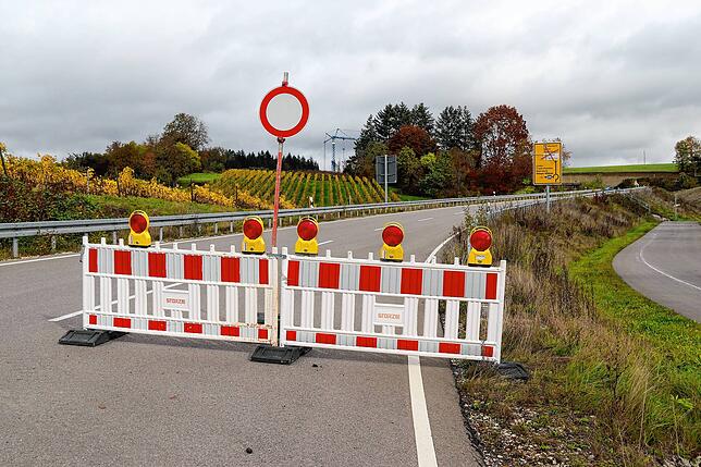Keine Durchfahrt auf dieser Strecke: Wer aktuell an der Anschlussstelle Altbirnau nahe der Firma Diehl auf die B31 fahren will, stößt ...