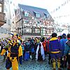 Auftakt der Straßenfasnet in Meßkirch am Schmotzigen 2023 &ndash; mit Petter Letzkopf (Matthias Zembrod) vor dem Sturm des Rathauses.