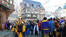 Auftakt der Straßenfasnet in Meßkirch am Schmotzigen 2023 &ndash; mit Petter Letzkopf (Matthias Zembrod) vor dem Sturm des Rathauses.