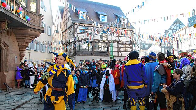 Auftakt der Straßenfasnet in Meßkirch am Schmotzigen 2023 &ndash; mit Petter Letzkopf (Matthias Zembrod) vor dem Sturm des Rathauses.