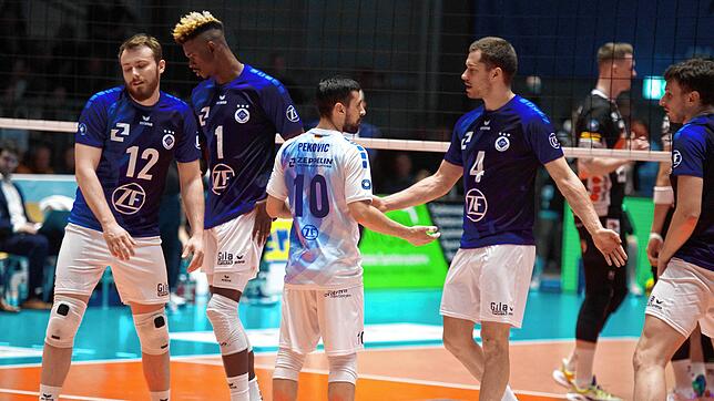Enttäuschte Spieler beim VfB Friedrichshafen nach dem 2:3 gegen Berlin RV, das im Rennen um die Deutsche Volleyball-Meisterschaft nun ...