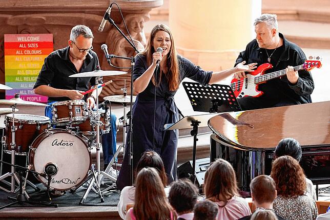 Sängerin Tine Wiechmann tritt in der Heiliggeistkirche während eines Taylor-Swift-Gottesdienstes auf. Die Künstlerin sang mit ihrer Band ...