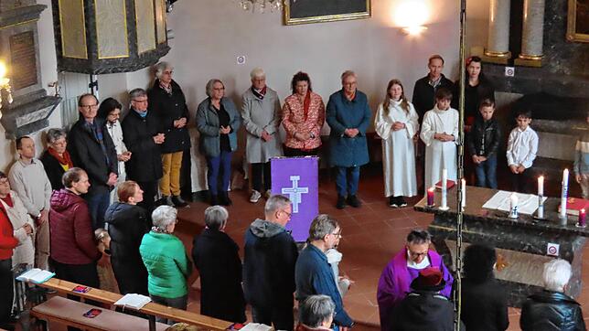 Vor der Gemeindeversammlung der Alt-Katholiken findet eine gut besuchte Eucharistiefeier in St. Peter und Paul statt. Die Alt-Katholiken ...