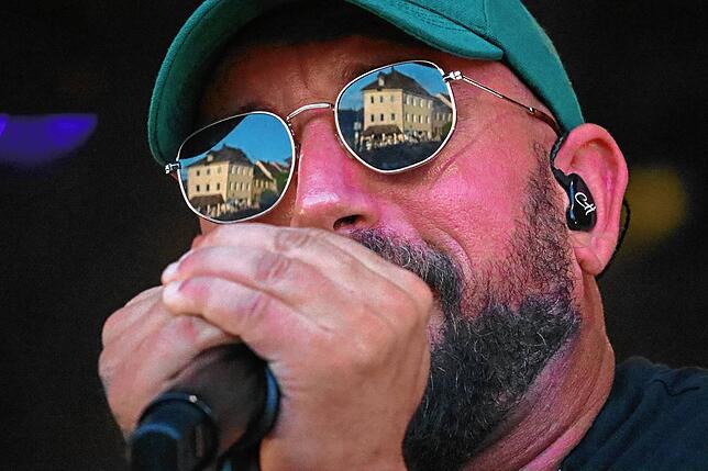 Den frisch sanierten „Adler“ als Spiegelung in der Sonnenbrille: Christopher Seiler von Seiler und Speer beim Markdorf Open Air.
