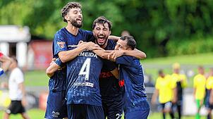 Die Spieler des Türk. SV Singen setzen sich auswärts gegen die TSG Backnang durch und feiern die ersten Oberliga-Punkte.