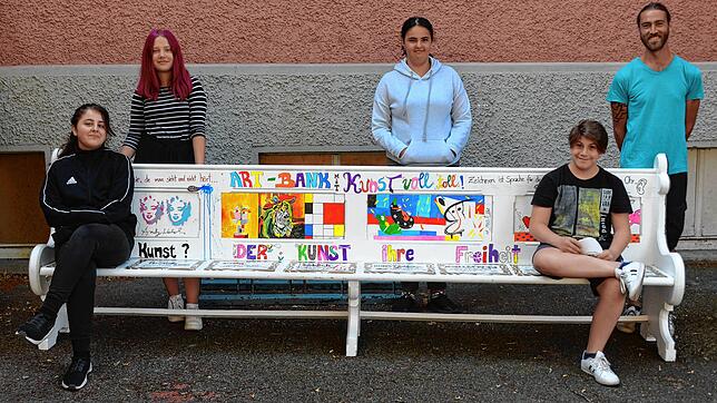 Das ist eine der vier kunstvoll gestalteten Kirchenbänke, die laut Beschluss des Ortschaftsrates auf dem Schulhof der alten Schule ...