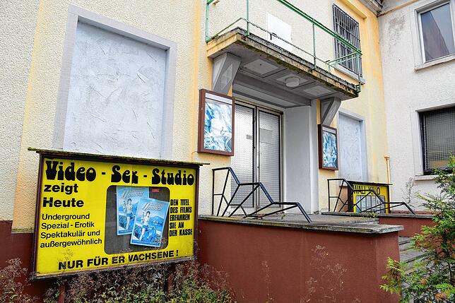 So kennt man das Wali-Kino: gelbe Leuchtschilder werben für die Filme. Das Gebäudeensemble ist bald Geschichte. Der Bauträger SWR hat ...