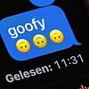 Im Display eines Smartphones ist in einem Chat-Verlauf das Wort &ldquo;goofy&bdquo; (komisch, tollpatschig) zu lesen. ...