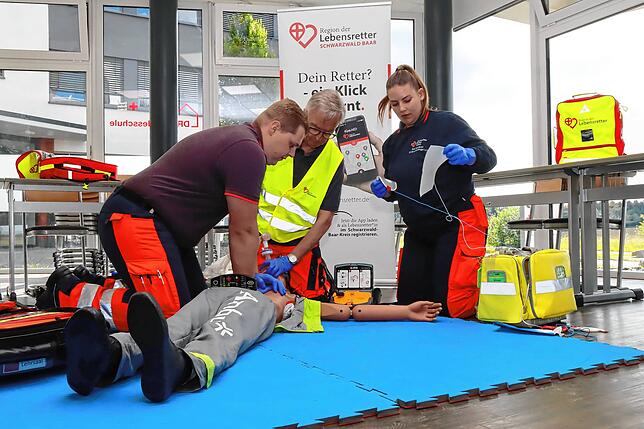 Der Rettungsdienst, hier dargestellt durch die beiden Auszubildenden zum Notfallsanitäter, Marvin Schulz und Alina Ludwig (vorne von ...