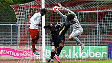 TSV-Torhüter Christian Mendes kann den Kopfball von Amadou Marene (links) zur Ecke abwehren. Die Singener gewinnen am Ende mit 3:1.