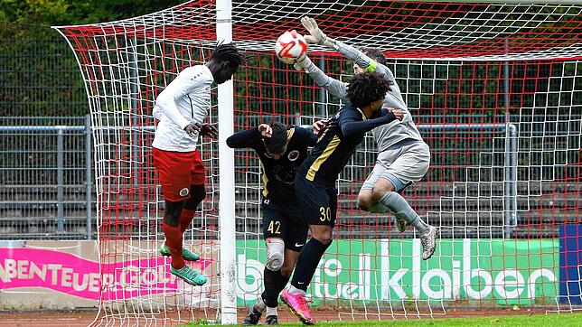 TSV-Torhüter Christian Mendes kann den Kopfball von Amadou Marene (links) zur Ecke abwehren. Die Singener gewinnen am Ende mit 3:1.