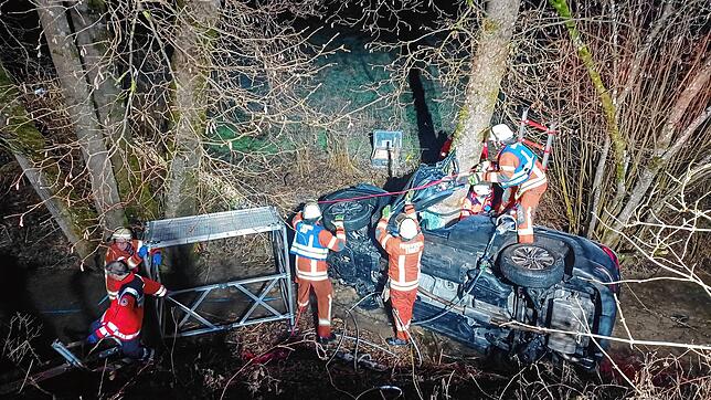 In der Nacht auf Samstag stürzte ein Auto bei Zimmerholz fünf Meter in die Tiefe und landete in einem Bach. Die Feuerwehr Engen musste ...