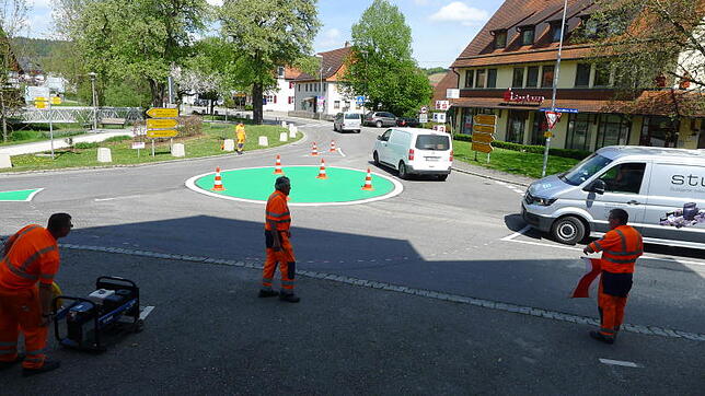 Das Team der Straßenmeisterei Überlingen hat in Wittenhofen am Schnittpunkt der Landesstraßen 207 und 204 einen provisorischen ...