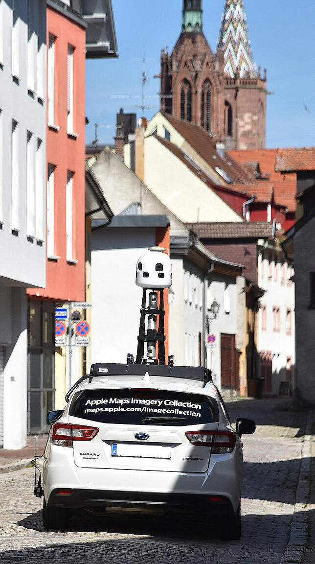Das Apple-Auto ist am Dienstag in der Rosengasse in VS-Villingen unterwegs, hin und zurück. Ob die Kameras auch die Münstertürme ...