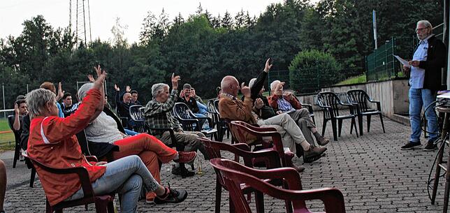 Wegen der Corona-Beschränkungen fand die 57. Jahreshauptversammlung des SV Niederhof vor dem Vereinsheim des SVN unter freiem Himmel ...
