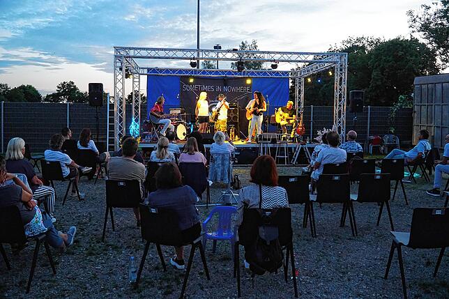In der Abenddämmerung genießen die rund 40 Zuhörer den Auftritt der Band, die sich aus Musikern aus VS und Umgebung zusammensetzt.