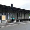 Bei der Umnutzung des Jestetter Bahnhofsgebäudes soll die ehemalige Güterhalle vollständig mit Glas ummantelt werden.