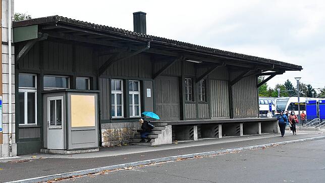 Bei der Umnutzung des Jestetter Bahnhofsgebäudes soll die ehemalige Güterhalle vollständig mit Glas ummantelt werden.
