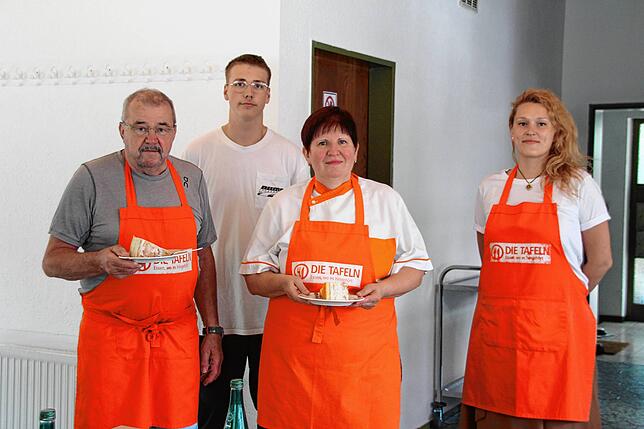Ralph Prosch, Patrick Müller, Eva Pal und Evgeniya Gette (von links) servieren den Kunden im Siedlerheim von Montag bis Donnerstag ein ...