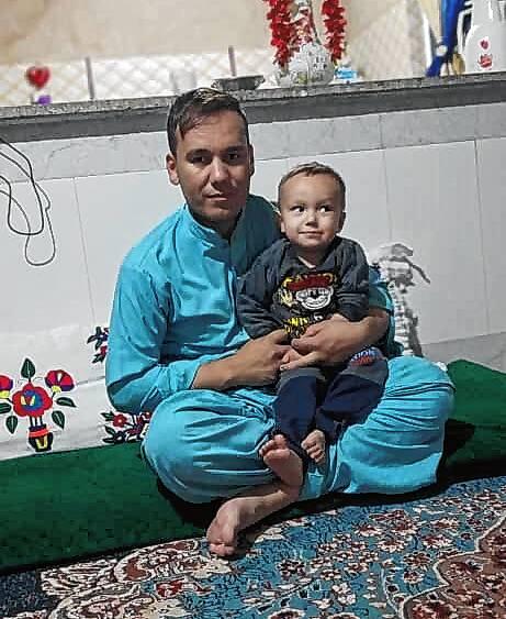 Khodadad Ataiy mit seinem kleinen Sohn. Die Familie kann das Haus kaum verlassen, das Leben steht seit Monaten praktisch still.