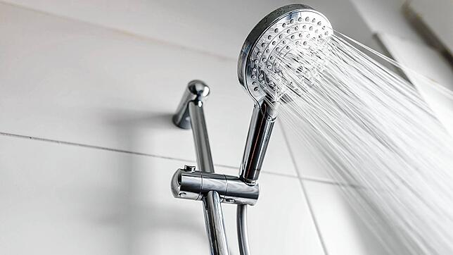 Wasser läuft aus einem Duschkopf. (Symbolbild) In Murg wird die Wassergebühr erhöht.