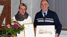 Mit Blumen und Präsenten wurde Alexandra Beer von Bürgermeister Maik Lehn offiziell aus ihrem Amt als Ortsvorsteherin von Glashütte ...