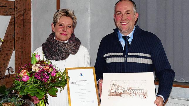 Mit Blumen und Präsenten wurde Alexandra Beer von Bürgermeister Maik Lehn offiziell aus ihrem Amt als Ortsvorsteherin von Glashütte ...