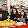 Carmine Galasso (von links), Tochter Letizia, Ehefrau Maria und Servierkraft Simone Zaharia freuen sich, künftig die Gäste im Kippys da ...