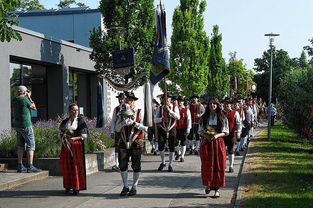 Bild 8: Bilder von der Reiterprozession zum Jubiläumsfest der Blutreitergruppe Oberteuringen
