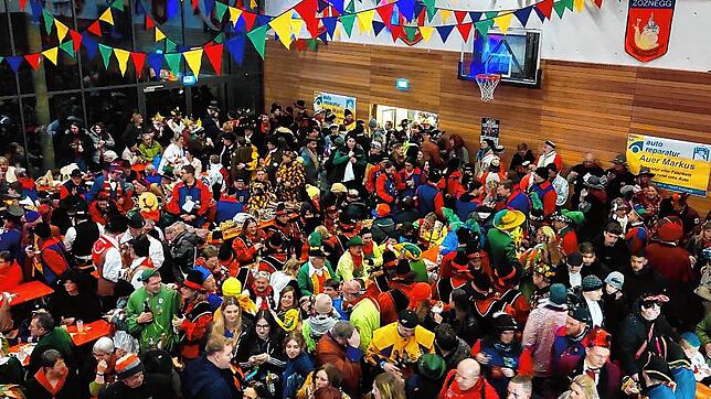 Die Halle war bei den Narrentagen in Zoznegg voll.