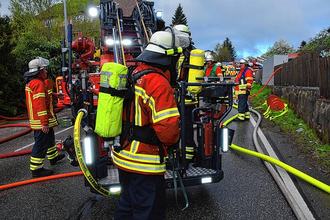 Bild 21: Feuer im Mehrfamilienhaus: Bilder vom Großeinsatz