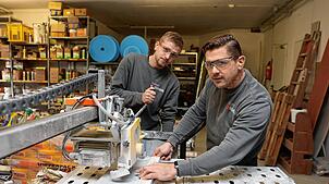 Fliesenlegermeister Christian Kossmehl (rechts) aus Konstanz arbeitet mit seinem ehemaligen Lehrling Eric Moser (links) in der ...