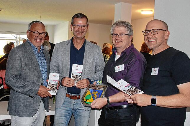 Die Pflege-WG Am Sportplatz in Mühlhausen konnte ikm September eröffnet werden (von Links): Alt-Bürgermeister Hans-Peter Lehman, Patrick ...
