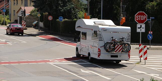 Der Fahrer dieses Campingwagens fährt ohne anzuhalten an der Stopp-Stelle vorbei.