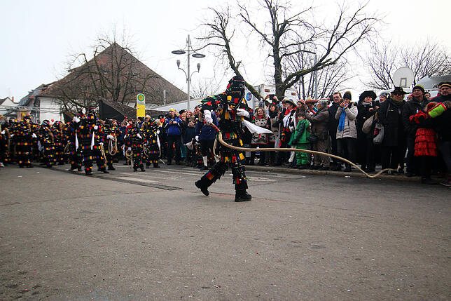 Selbstverständlich darf das traditionelle Schnellen mit der Karbatsche der Überlinger Hänsele auch bei einem Umzug durch die Innenstadt ...