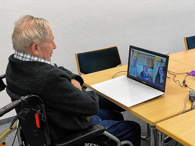 Rudolf Schleicher skypt im Pflegeheim St, Michael mit seiner Ehefrau und zwei Enkelkindern.