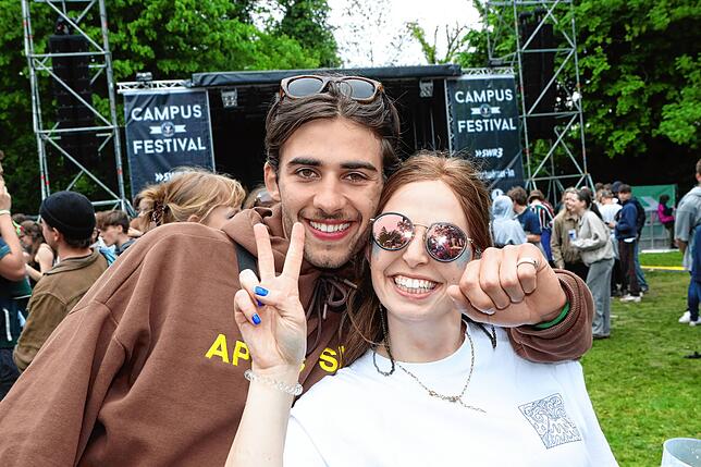 Bild 18: Strahlende Festival-Fans! Am ersten Nachmittag steigt die Stimmung