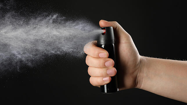 Eine Reizgaswolke schießt aus einer Pfefferspraydose. (Symbolbild) Eine Frau sprüht in Bad Säckingen-Wallbach mit dem Spray. Eine Mutter ...