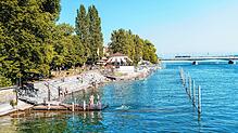 Für viele Konstanzer ist ein Sprung in den See oder den Rhein, wie hier am Rheinstrandbad, der Weg sich abzukühlen.