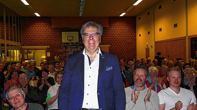 Mit viel Applaus dankt das Publikum Arthur Zimmermann für seinen Vortrag zur Dorfgeschichte. Fotos: Ingeborg Meier