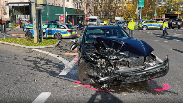 Auch der Mercedes ist nach dem Zusammenprall mit dem Streifenwagen ein Fall für den Schrottplatz.
