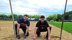 Fabian Eisenreich (links) und Lars Schweikart vom TV Pfullendorf nehmen im Seepark Linzgau Maß für das Feld auf Sand, auf dem am Freitag ...