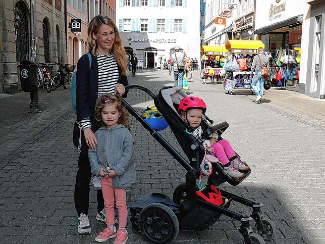 Angela Distel will mit ihren beiden Kindern nur kurz im Drogeriemarkt einkaufen.