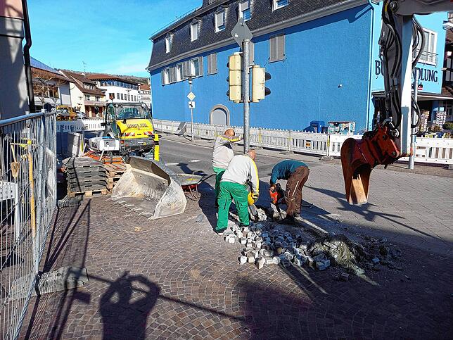 Am Montagnachmittag begannen am Stadtgraben die vorbereitenden Arbeiten für die Baustelle, die bis Ende Mai dort sein wird. Zwischen ...