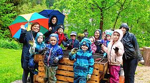 Die Landfrauen und die Kindergartengruppe fürchten kein Wetter und sind mit Spaß bei der Gartenarbeit.  Bild: Fritz Wöhrle