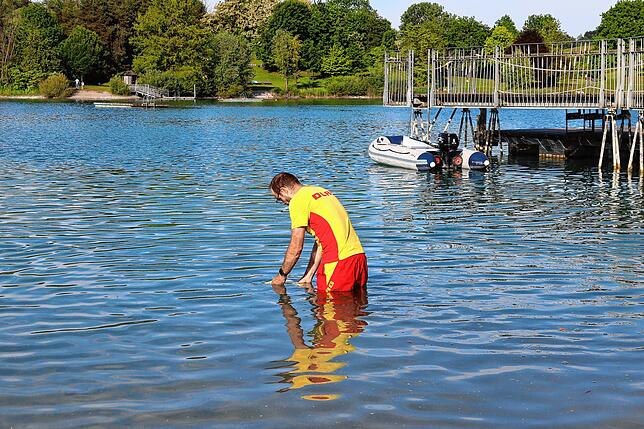 Johannes Franck hält das Sonargerät ins Wasser und sucht die Umgebung ab. Mittels KI können Personen unter Wasser identifiziert werden.