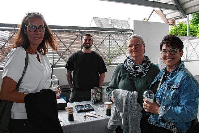 Simone Schwendemann, Sabine Kappis und Tanja Vollmuth und lassen sich von Lucas Oßwald vom Zahnkosmetikstudio Bleaching Lounge beraten. ...