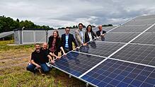 Sie stehen alle hinter dem Solarpark Steißlingen (von links): Marco Reinhold, Thomas Schneider, Nicole Griesmann, Bürgermeister Benjamin ...