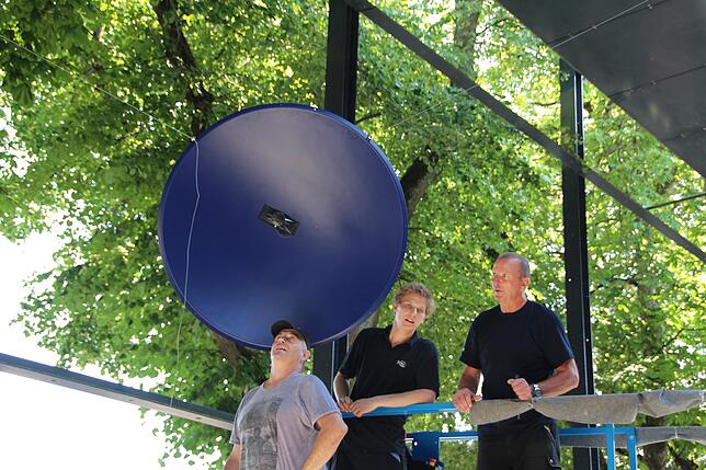 Bild 1: Dauerhafte Klanginstallation an den Donauhallen: Sechs große Parabolspiegel sollen Töne reflektieren