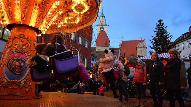 Der Überlinger Weihnachtsmarkt erfreut sich großen Zuspruchs. Viele Besucher mögen die gemütliche Atmosphäre des Hütten- und Zeltdorfes. ...
